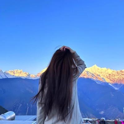 背部好看的气质女生头像