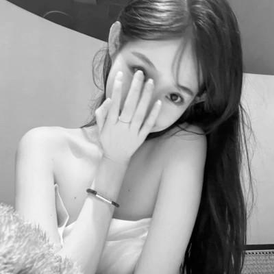 好看的黑白女生头像