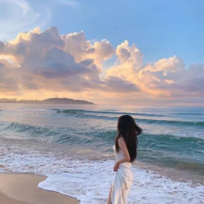 女生唯美头像背影海边高清图片