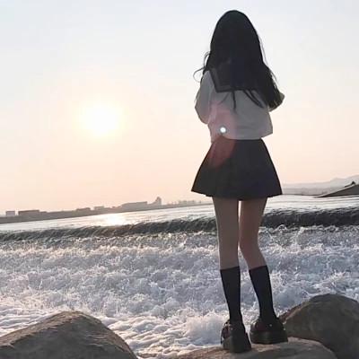 女生唯美头像背影海边高清图片