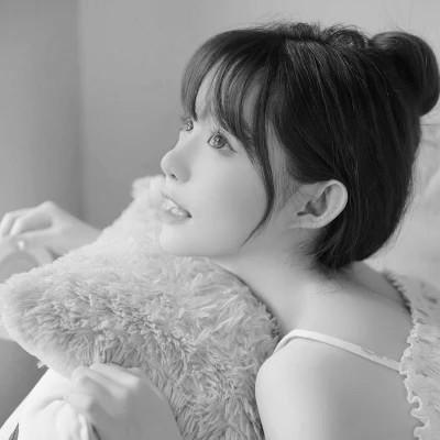 好看的黑白女生头像