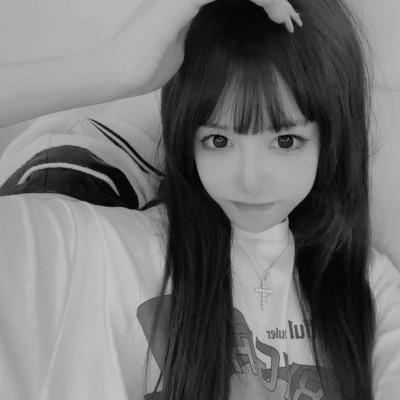 好看的黑白女生头像