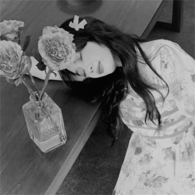 好看的黑白女生头像