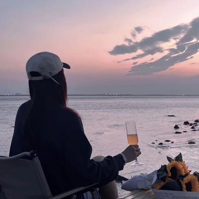 背部好看的气质女生头像