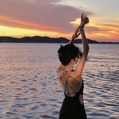 女生唯美头像背影海边高清图片
