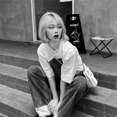 好看的黑白女生头像