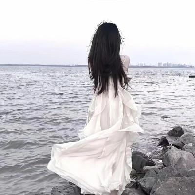 女生唯美头像背影海边高清图片