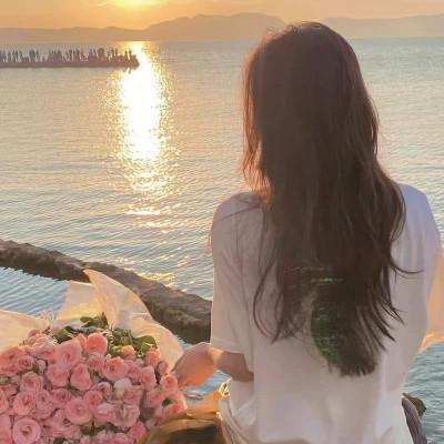 背部好看的气质女生头像
