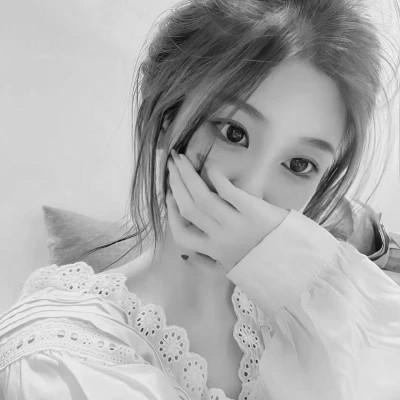 好看的黑白女生头像