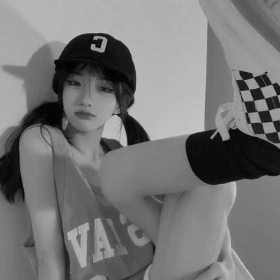 好看的黑白女生头像