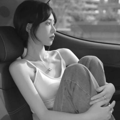 好看的黑白女生头像