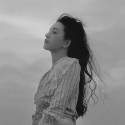 好看的黑白女生头像