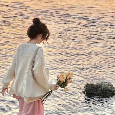 背部好看的气质女生头像