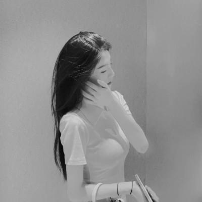 好看的黑白女生头像