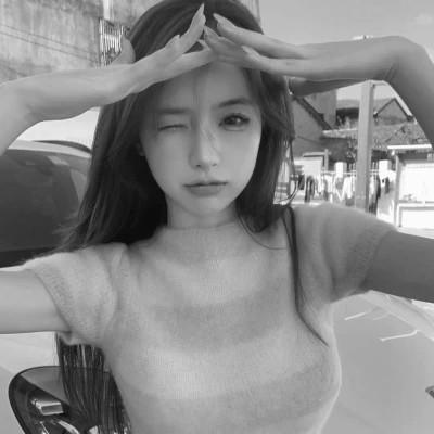好看的黑白女生头像
