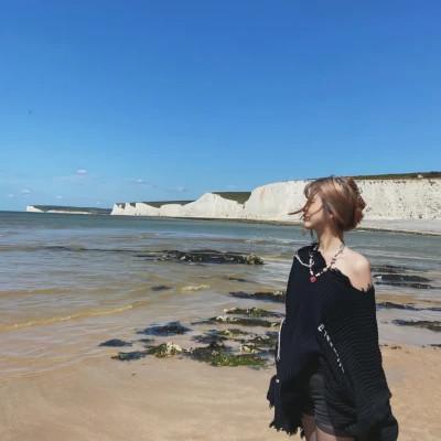 女生唯美头像背影海边高清图片