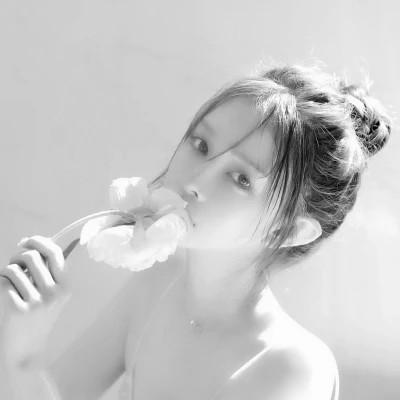 好看的黑白女生头像