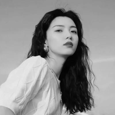 好看的黑白女生头像