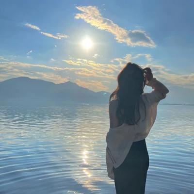 女生唯美头像背影海边高清图片