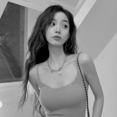 好看的黑白女生头像