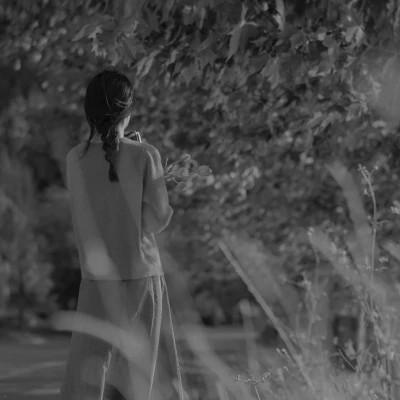 32张黑白高级感女生背影