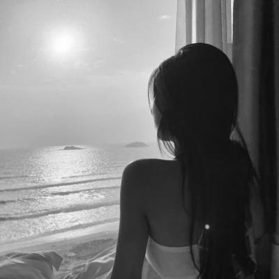 32张黑白高级感女生背影