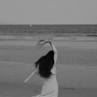32张黑白高级感女生背影