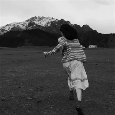 32张黑白高级感女生背影