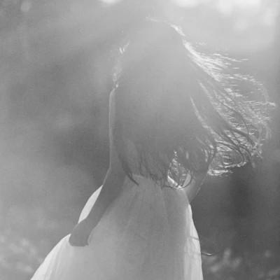 32张黑白高级感女生背影