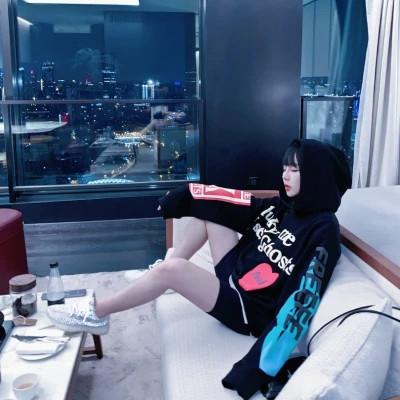 微信头像女全身照图片32张
