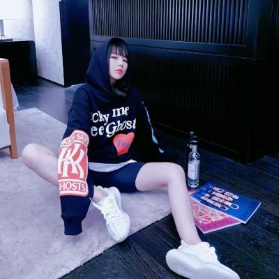 微信头像女全身照图片32张