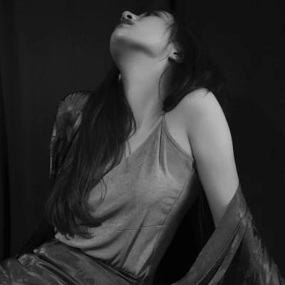 91张黑白冷淡风女生头像