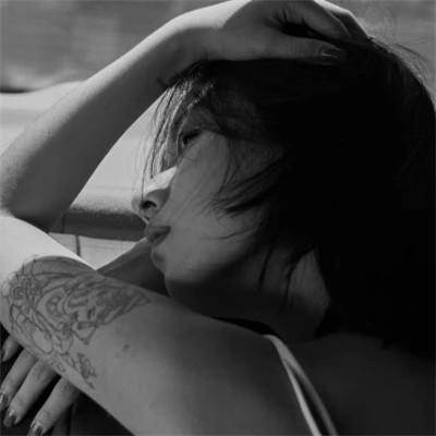 91张黑白冷淡风女生头像