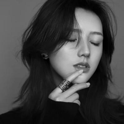 91张黑白冷淡风女生头像