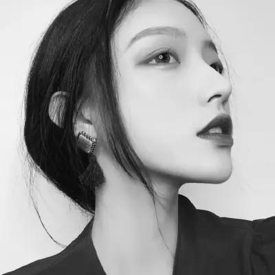 91张黑白冷淡风女生头像