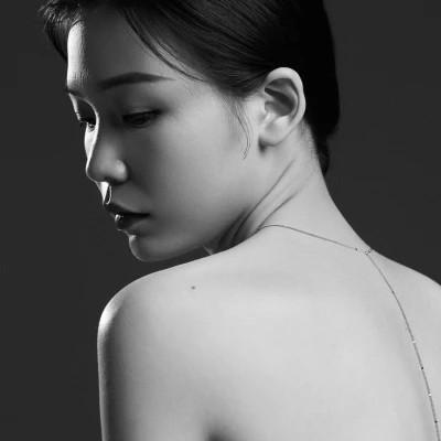 91张黑白冷淡风女生头像