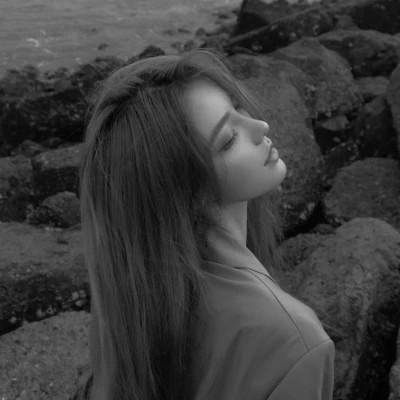 91张黑白冷淡风女生头像