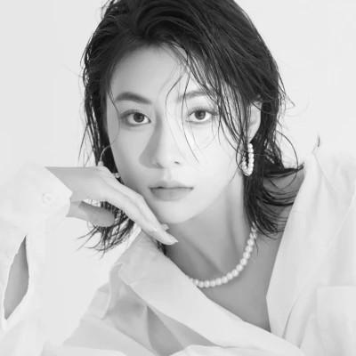 91张黑白冷淡风女生头像