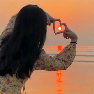 女生晚霞背影头像 好看高清的唯美落日夕阳治愈女头图片