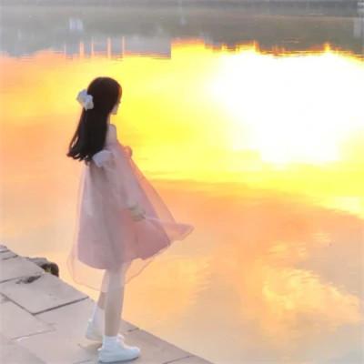 女生晚霞背影头像 好看高清的唯美落日夕阳治愈女头图片
