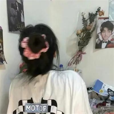 女生高级感的背影意境图片头像