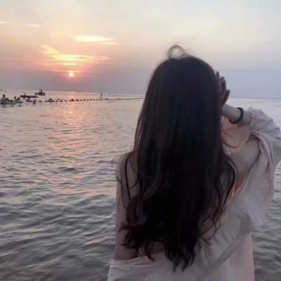 女生高级感的背影意境图片头像