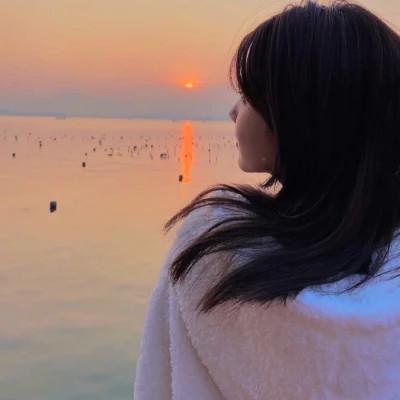 女生高级感的背影意境图片头像