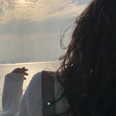 女生高级感的背影意境图片头像