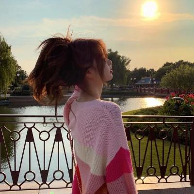 女生高级感的背影意境图片头像