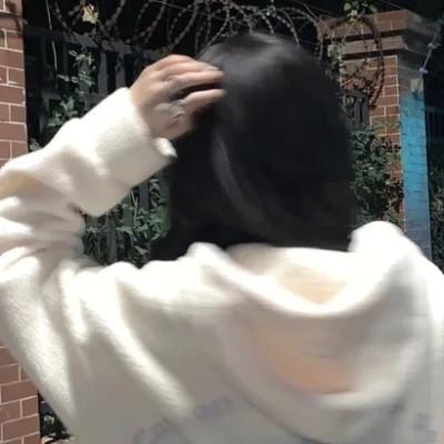 女生高级感的背影意境图片头像