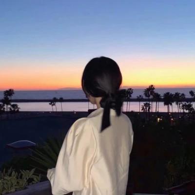女生高级感的背影意境图片头像