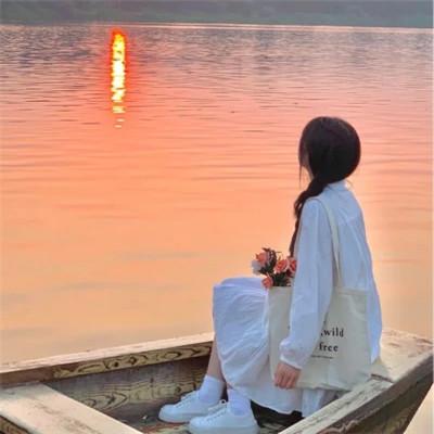 女生晚霞背影头像 好看高清的唯美落日夕阳治愈女头图片