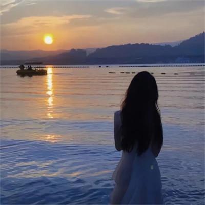 女生晚霞背影头像 好看高清的唯美落日夕阳治愈女头图片