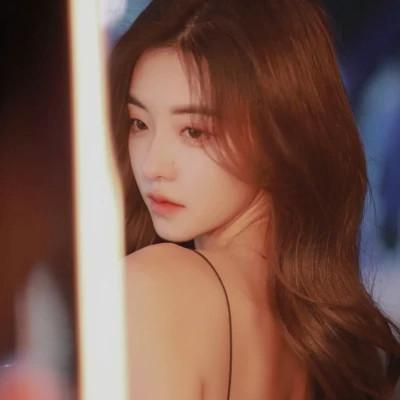 微信头像高级氛围感女生图片